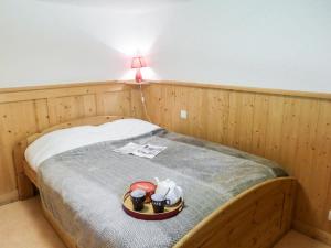 A bed or beds in a room at Chalet Evasion by Interhome