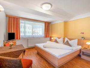 Llit o llits en una habitació de Apartment Rosa - MHO134 by Interhome