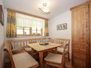 Posezení v ubytování Apartment Beim Holzschnitzer-2 by Interhome