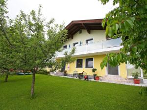 una casa con un césped verde delante de ella en Apartment Rosi-1 by Interhome en Werfenweng