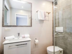 Bathroom sa Apartment Rosi-1 by Interhome
