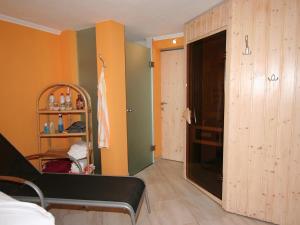 Zimmer mit einem Bett, einem Schrank und einer Tür in der Unterkunft Apartment Rupertus-4 by Interhome in Maishofen