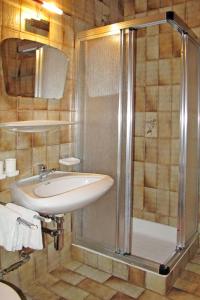 Ein Badezimmer in der Unterkunft Apartment Rahm - MHO171 by Interhome