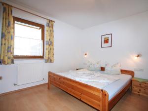 1 dormitorio con cama y ventana en Apartment Stark-1 by Interhome, en Pettneu am Arlberg