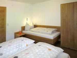 pokój z 2 łóżkami w pokoju w obiekcie Apartment Anton - MHO561 by Interhome w mieście Ramsau im Zillertal