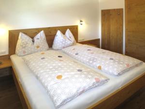 Łóżko lub łóżka w pokoju w obiekcie Apartment Anton - MHO561 by Interhome