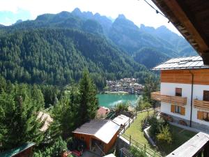 un edificio con vistas al lago y a las montañas en Apartment La Busa-2 by Interhome, en Masarè