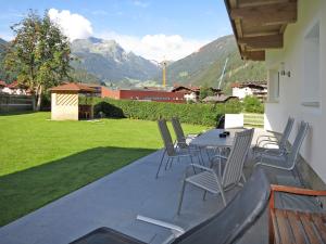 uma mesa e cadeiras num pátio com vista em Apartment Wegscheider - MHO328 by Interhome em Mayrhofen