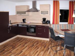 uma cozinha com uma mesa e uma sala de jantar em Apartment Wegscheider - MHO328 by Interhome em Mayrhofen