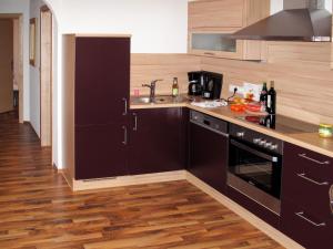 kuchnia z czarnymi urządzeniami i drewnianą podłogą w obiekcie Apartment Wegscheider by Interhome w Mayrhofen +26 zdjęć