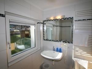 biała łazienka z umywalką i oknem w obiekcie Apartment Wegscheider by Interhome w Mayrhofen