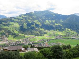 - une vue sur un village dans les montagnes dans l'établissement Apartment Innergruben - MHO749 by Interhome, à Hippach