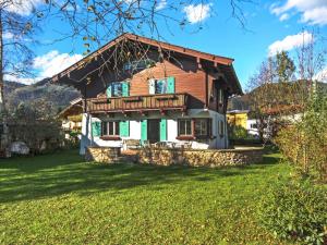 una casa con portico e cortile verde di Chalet Patricia by Interhome a Kössen
