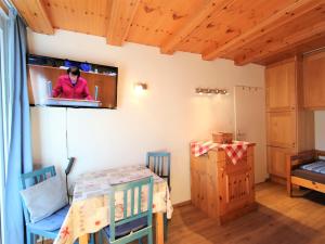 Una televisión o centro de entretenimiento en Apartment Alpenland-1 by Interhome