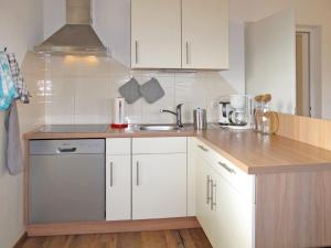 Kuchyň nebo kuchyňský kout v ubytování Apartment Tamerl-2 by Interhome
