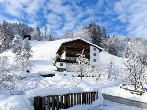 une cabane en rondins dans la neige avec une clôture dans l'établissement Holiday Home Baggenhof - MHO795 by Interhome, à Laimach