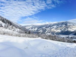 Un montón de nieve en una montaña con montañas al fondo. en Holiday Home Baggenhof by Interhome, en Laimach