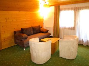 sala de estar con sofá y mesa en Apartment Gratzerhof - FBZ210 by Interhome en Finkenberg