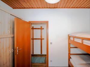 Postel nebo postele na pokoji v ubytování Apartment Edelweiss-1 by Interhome