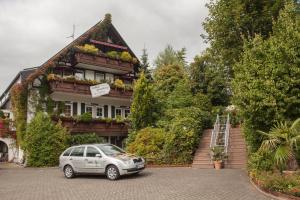 samochód zaparkowany przed domem w obiekcie Landhotel Grimmeblick w mieście Winterberg