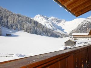 een uitzicht op een met sneeuw bedekte berg vanuit een huis bij Apartment Obernberg by Interhome in Obernberg am Brenner