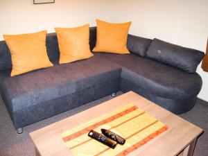 ein Sofa mit Kissen und einen Tisch in einem Zimmer in der Unterkunft Apartment Hochwart - MHO353 by Interhome in Brandberg