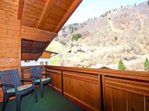 porche con 2 sillas y vistas a la montaña en Apartment Voräule by Interhome, en See