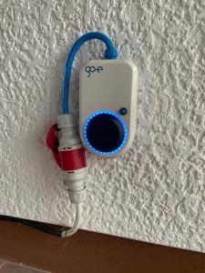 a pipe hooked up to a wall with a red and blue hose at Schmidt`s Eppelborner Ferienwohnung in Eppelborn