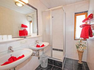 Ein Badezimmer in der Unterkunft Apartment Rimml by Interhome