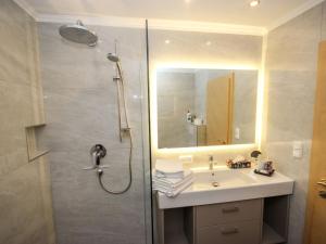 Phòng tắm tại Apartment Haus Sailer by Interhome