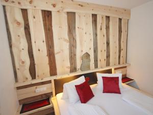 Giường trong phòng chung tại Apartment Haus Sailer by Interhome