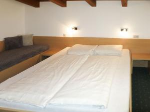 Posteľ alebo postele v izbe v ubytovaní Apartment Christoph-2 by Interhome