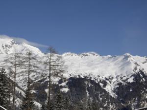 Ein allgemeiner Bergblick oder ein Berglick von der Villa aus