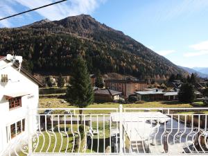 Ein allgemeiner Bergblick oder ein Berglick von der Villa aus