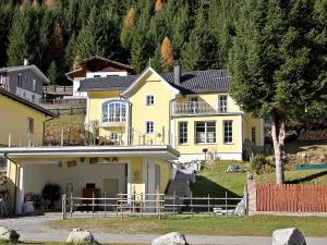 Das Gebäude in dem sich die Villa befindet