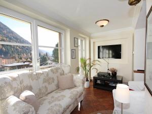 ein Wohnzimmer mit Couch und großem Fenster in der Unterkunft Villa Marie-Sophie by Interhome in Mallnitz