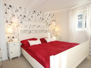 Ein Bett oder Betten in einem Zimmer der Unterkunft Villa Marie-Sophie by Interhome