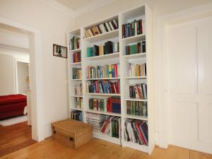 Die Bibliothek in der Villa