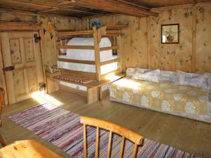 トゥクスにあるChalet Lippnerhütte - LNH120 by Interhomeのキャビン内のベッドルーム1室(二段ベッド2組付)