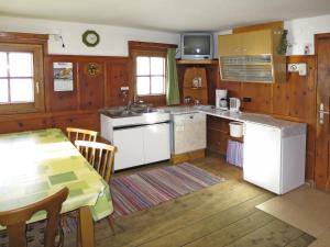 Η κουζίνα ή μικρή κουζίνα στο Chalet Lippnerhütte - LNH120 by Interhome