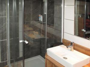 ウムハウゼンにあるHoliday Home Ennebach - NIT115 by Interhomeのバスルーム(シャワー、シンク、シンク付)
