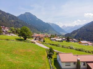 un pueblo en un valle con montañas en el fondo en Apartment Helmreich-2 by Interhome, en Sankt Gallenkirch
