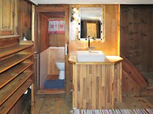 ウムハウゼンにあるHoliday Home Ennebach - NIT115 by Interhomeのバスルーム(洗面台、トイレ付)