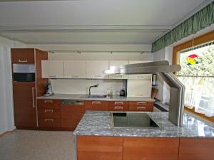 eine Küche mit einer Spüle und einer Arbeitsplatte in der Unterkunft Holiday Home Ferienhaus Haus Kofler by Interhome in Radenthein