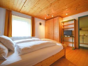 Ένα ή περισσότερα κρεβάτια σε δωμάτιο στο Holiday Home Ferienhaus Haus Kofler by Interhome