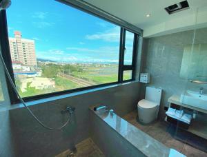 baño con ventana, lavabo y aseo en Love Tong en Jiaoxi