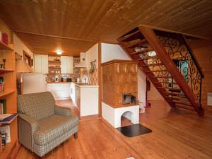 Kuchnia lub aneks kuchenny w obiekcie Chalet Neunhoeffer by Interhome