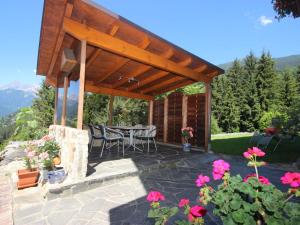 pérgola de madera con mesa y sillas en el patio en Apartment Trummer by Interhome, en Schruns