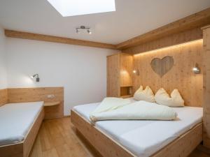Tempat tidur dalam kamar di Apartment Nadine - SOE409 by Interhome