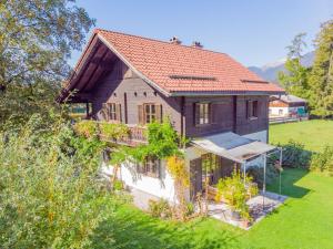 eine Luftansicht eines Hauses mit Dach in der Unterkunft Chalet Weissenbach by Interhome in Weissenbach